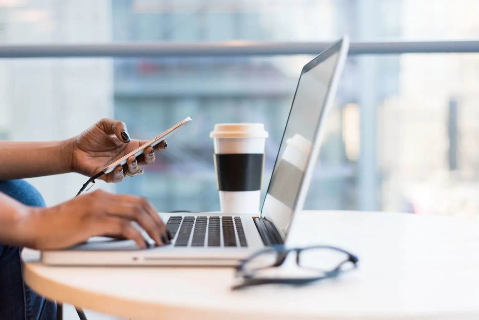 Préparez efficacement votre compréhension orale grâce à des tests adaptés.